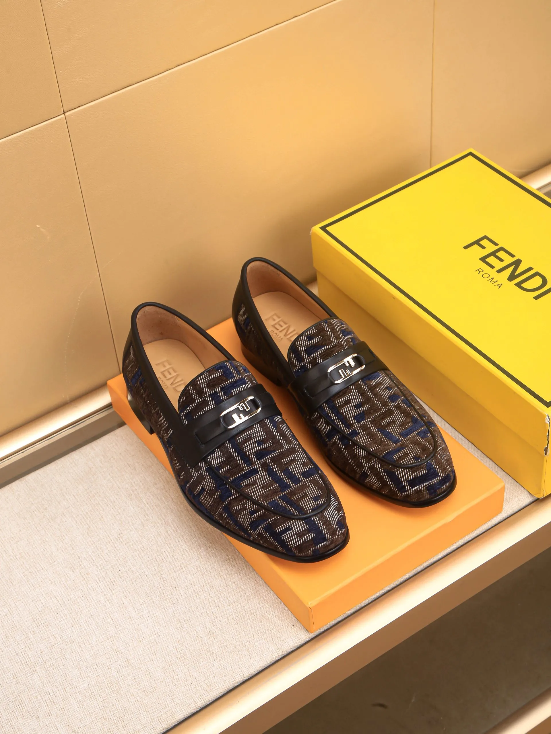 Men's shoes💰460 🕷🕷【FENDI】The latest men's formal leather shoes🇨🇳Classic series not to be missed💯The first layer is made of imported first-layer cowhide☘Original quality, the leather is smooth and delicate🎋Awesome version, perfect streamlined outline🍇🐮Leather lining, code number 39-44...(customized at 38.45.46.47)